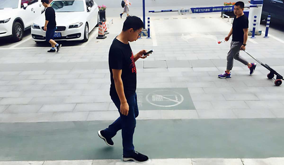Un carril exclusivo para los que caminan con el celular, en China