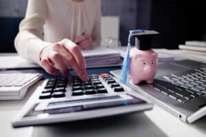 Si sientes que lo tuyo son los números y las finanzas, quizás debas estudiar Contabilidad como carrera profesional.