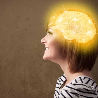 El cerebro de una mujer es más joven que el del hombre, revela estudio