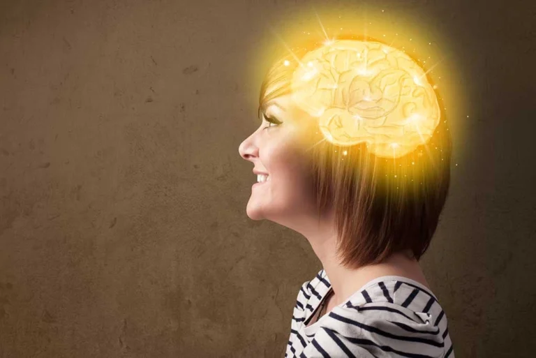 Comparación científica entre el cerebro de la mujer y del hombre mostrando diferencias en edad metabólica según estudio reciente