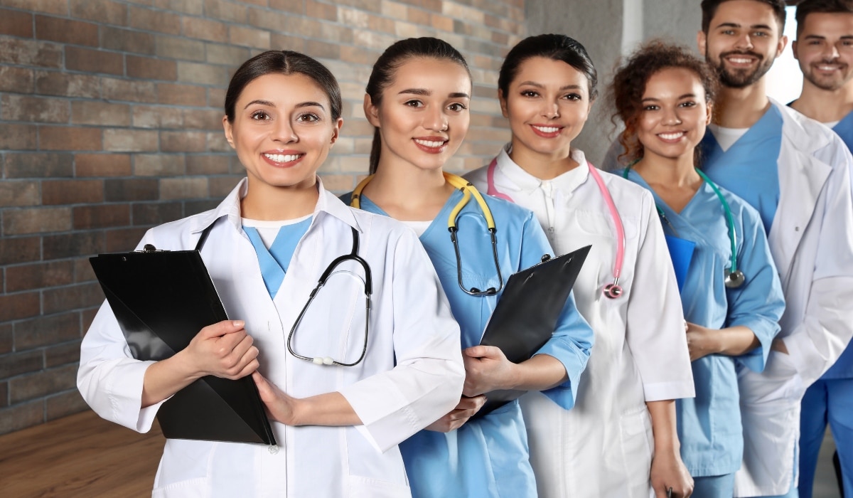 Cursar simultáneamente la licenciatura y el posgrado en medicina es posible en la UNAM