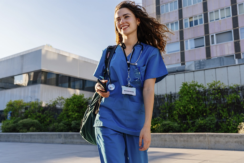 Joven estudiante de Medicina pensando en las opciones de especialidades posibles en su carrera