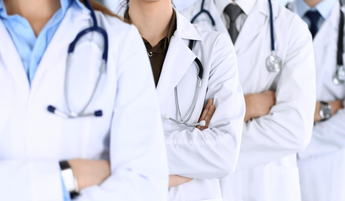 ¿Por qué es blanca la bata de los médicos?