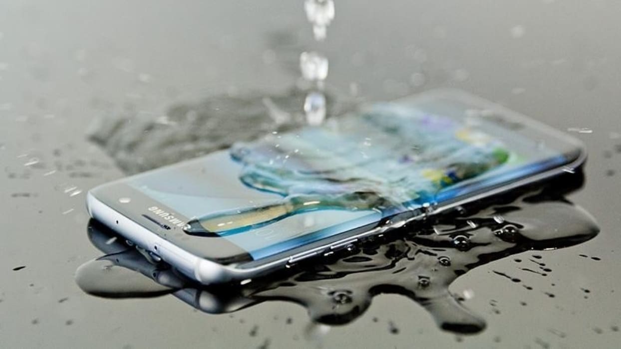 Esto debes hacer para salvar tu teléfono mojado