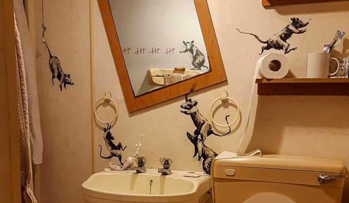El “home office” del artista Banksy incluye ratas en su baño