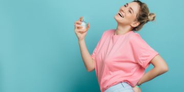 Haz que el aroma de tu perfume dure colocándolo en estas áreas de tu cuerpo