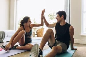 Manténte activo: ejercicios físicos que se pueden hacer en pareja