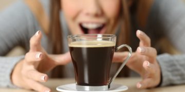 ¿Bebes mucho café? Si tienes estos síntomas, quizá estás abusando