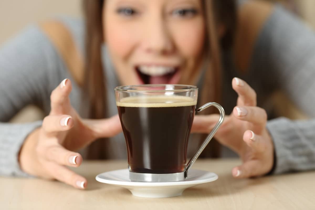 ¿Bebes mucho café? Si tienes estos síntomas, quizá estás abusando