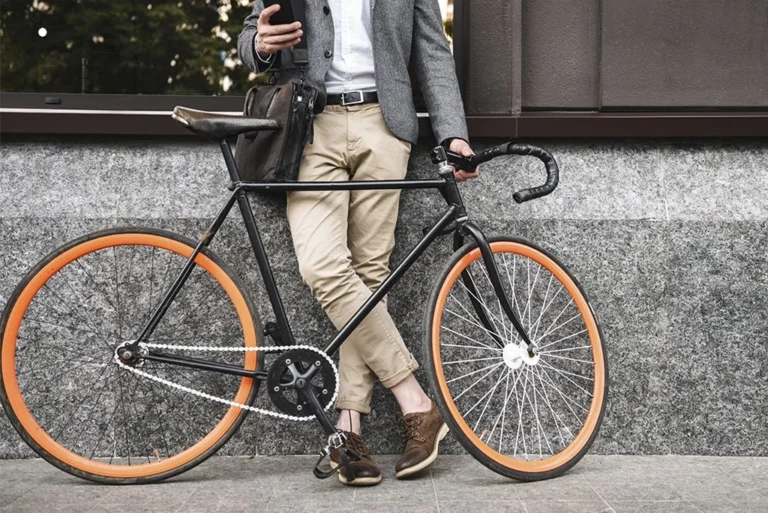 Joven mostrando uno de los diferentes tipos de bicicletas