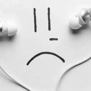 ¿Por qué disfrutamos escuchar música triste después de una ruptura amorosa?