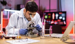 ¿Consideras estudiar Ingeniería en Biotecnología? Esto debes saber