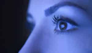 8 efectos de la luz azul que quizá no conocías 