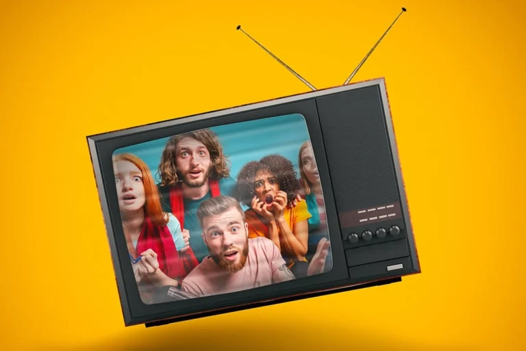 Fotografía retro de un televisor antiguo, evocando el primer comercial TV transmitido en la historia.