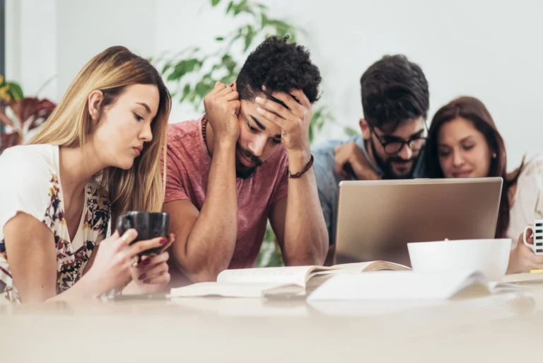 Grupo de jóvenes universitarios aplicando consejos prácticos para elegir tu tema de tesis