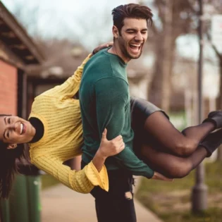 Cómo se enamoran ellos vs. cómo se enamoran ellas: aquí las diferencias