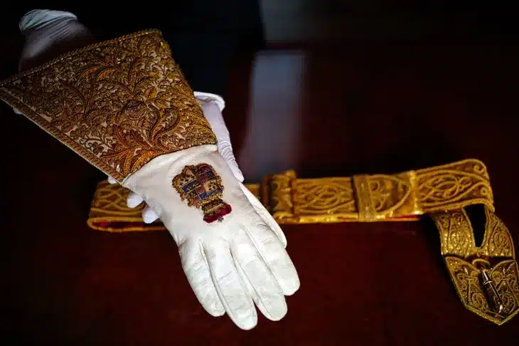 Guantes - Coronación Carlos III