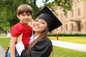 Ser estudiante universitaria y madre simultáneamente: claves de éxito