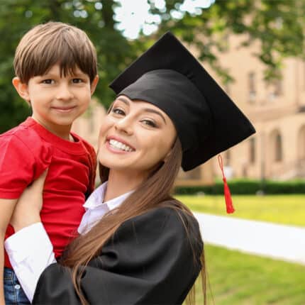 Ser estudiante universitaria y madre simultáneamente: claves de éxito