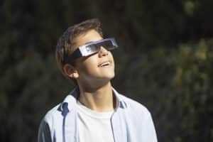 Qué sí y qué no usar para ver el eclipse solar
