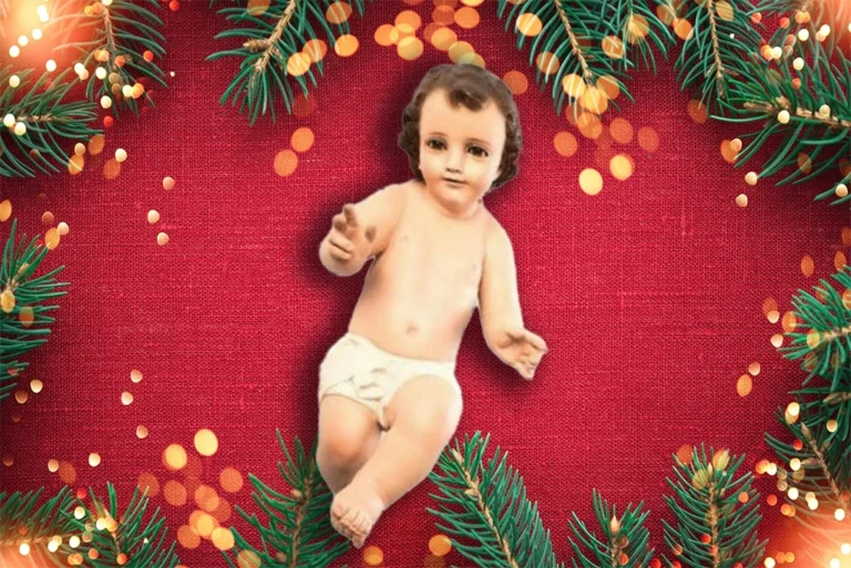 Imagen del Niño Dios rodeado de adornos navideños, simbolizando tradiciones relacionadas con el origen Navidad en México y el mundo.