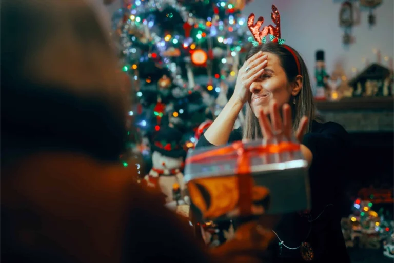 joven en navidad mostrando desagrado por regalos que se deberían evitar dar