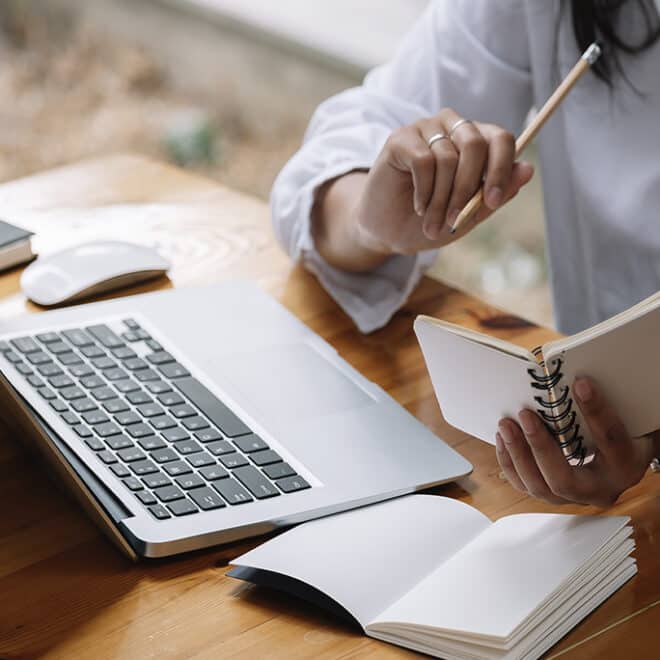 ‘¿Qué hora es?’ o ‘¿qué horas son?’ La RAE responde cuál es la forma correcta