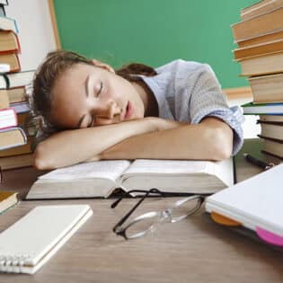 ¿Estudias y no duermes? ¡Te estás perdiendo de los beneficios de dormir bien!