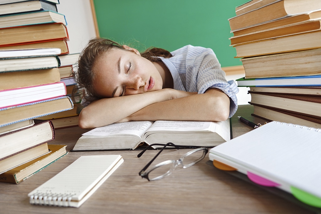 ¿Estudias y no duermes? ¡Te estás perdiendo de los beneficios de dormir bien!