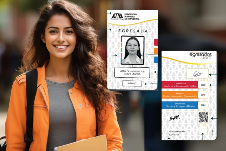 joven universitaria con mochila mostrando su credencial de egresado de la UAM