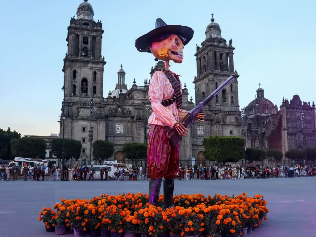 La figura de una calaca gigante  en el Zócalo de la CDMX, con la imagen de Pancho Villa 