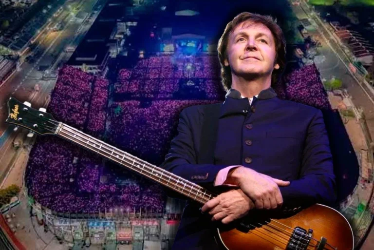 Paul McCartney con el fondo del Foro Sol que se construyó gracias a su visita a México.