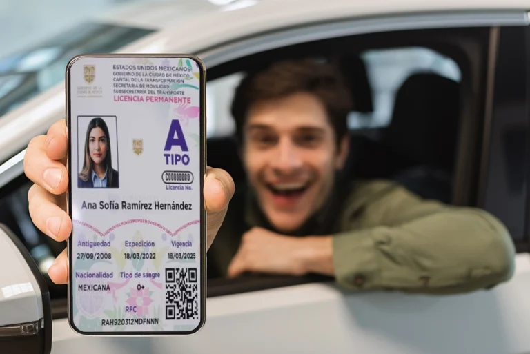 Un hombre sonriente muestra en su celular la nueva licencia permanente de la CDMX, destacando información relevante como nombre, tipo de licencia y vigencia. Consulta cuándo y dónde sacar la licencia permanente en la Ciudad de México.