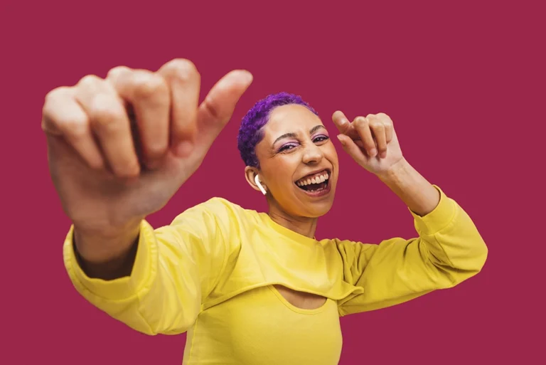 Persona soltera bailando con expresión de felicidad, simbolizando la libertad y alegría de ser soltero.