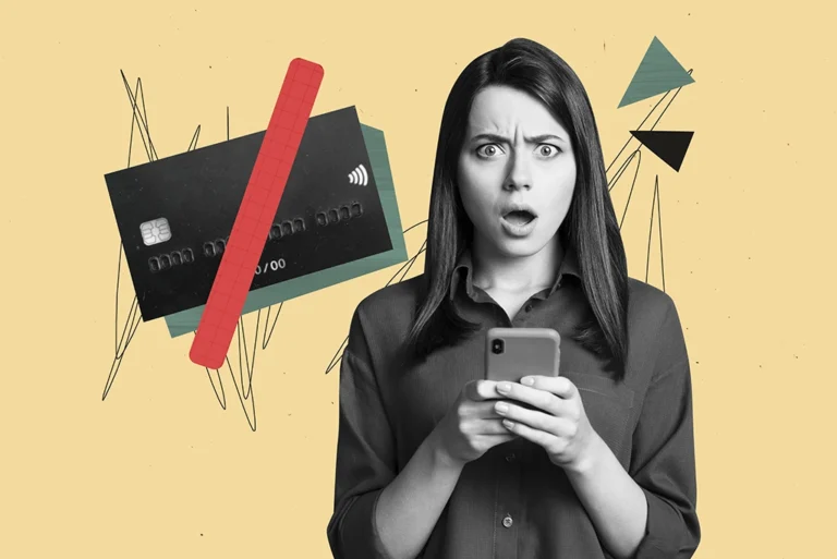 Mujer sorprendida al revisar los diferentes tipos de gastos en su celular, con una tarjeta de crédito en el fondo.