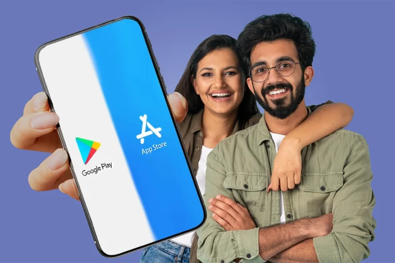 Dos personas sonrientes sostienen un teléfono móvil con los logos de Google Play y App Store, representando las apps del 2024 más populares.