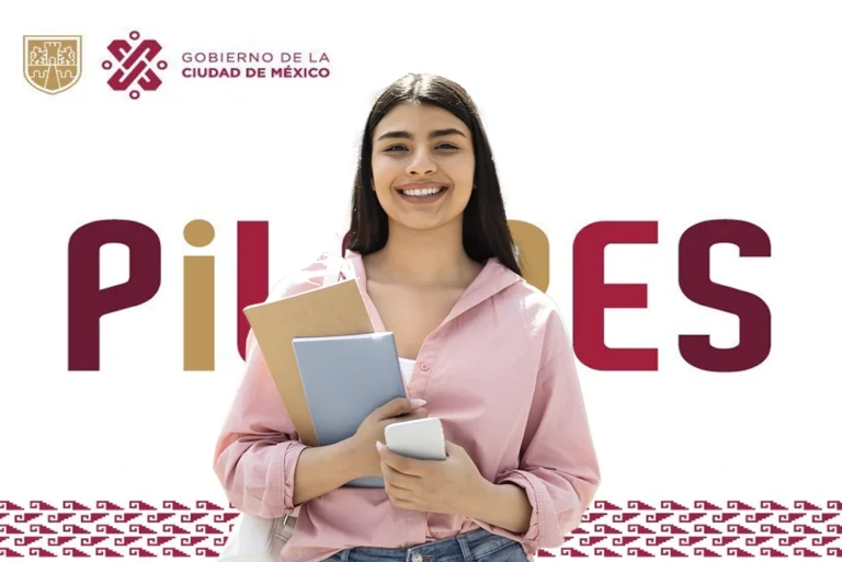 Estudiante sonriente con libros y libreta, representando el acceso a la beca Pilares 2025 ofrecida por el Gobierno de la Ciudad de México.