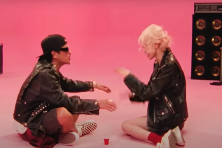 Bruno Mars y Rose en el video de su canción APT, mostrando el origen de su nombre