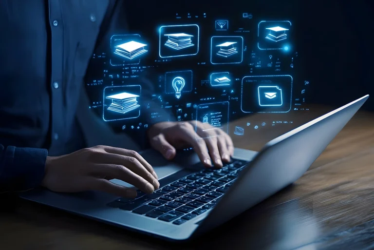 imagen de una persona frente a una computadora observando los diferentes tipos de cursos para potenciar los conocimientos de los universitarios.