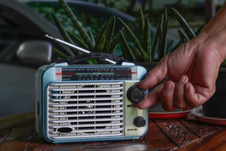 imagen creada por ia de una mano cambiando estación a una radio para señalar algunos datos interesantes