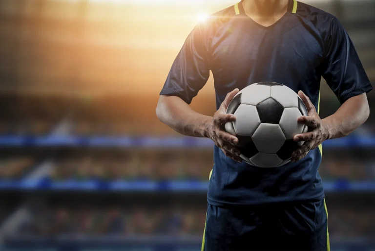 Joven siendo parte de trabajar en alguna de las vacantes de la Fifa para el Mundial 2026