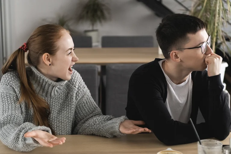 pareja sentada donde se observan señales de berrinches en adultos