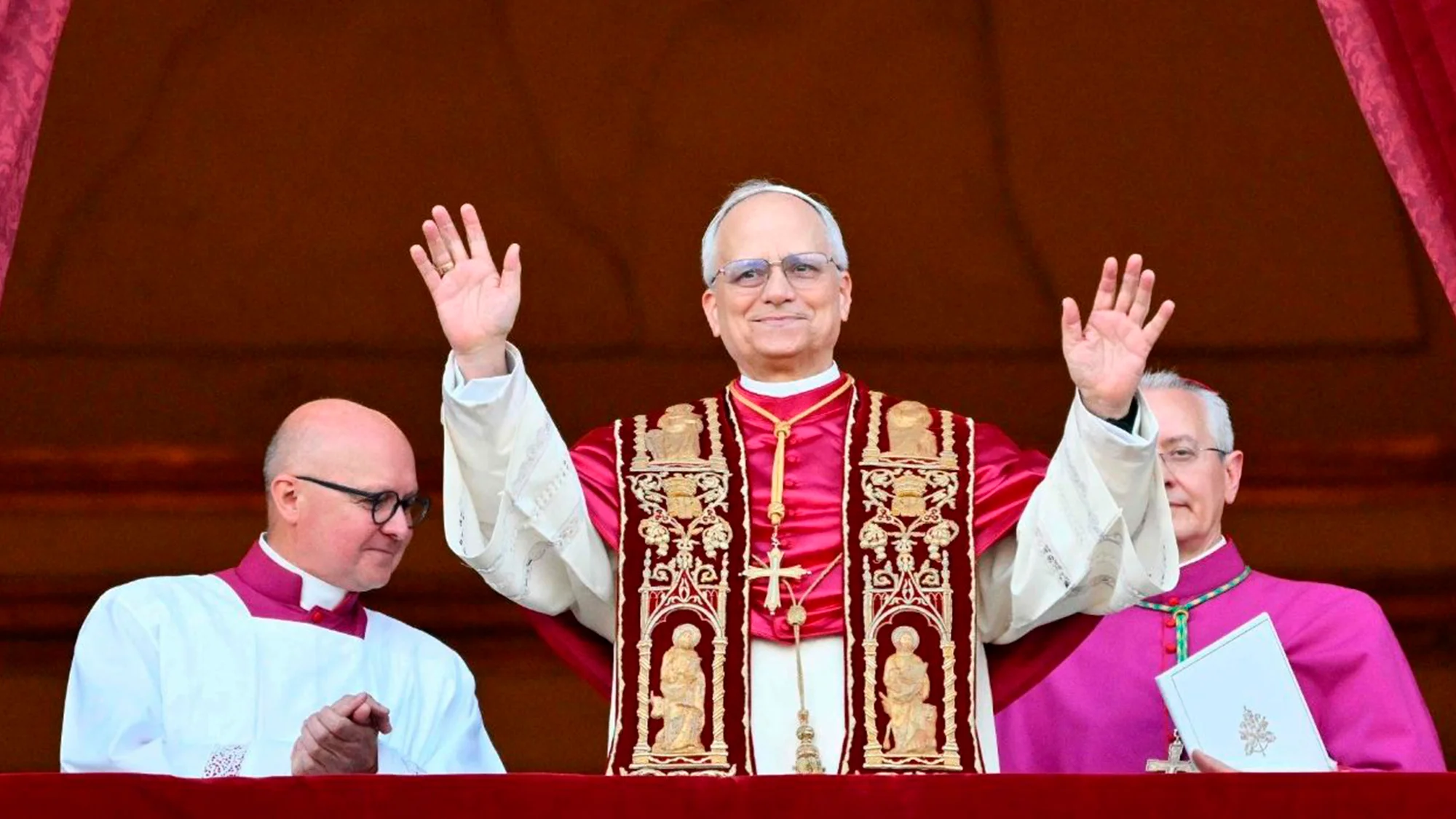 Papa León XIV en su primera aparición desde el Vaticano