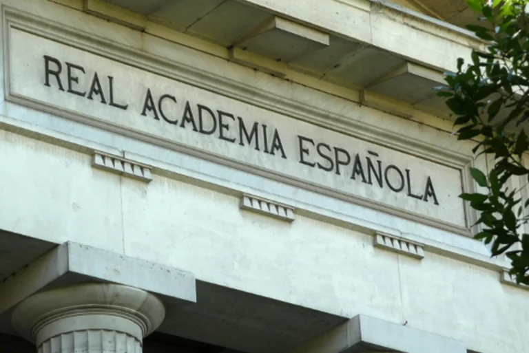 ¿Quién dictaba las reglas del español antes de la RAE?