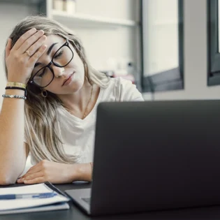 Más allá del estrés: Las enfermedades comunes de universitarios que no te esperas
