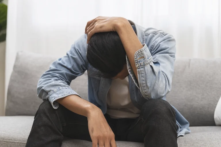 Joven reflexionando sobre salud mental en los hombres, representando el estigma y la necesidad de hablar de emociones