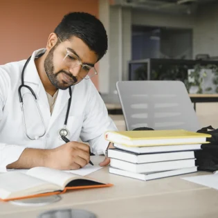 ¿Es difícil estudiar medicina? La verdad sobre los retos financieros y académicos