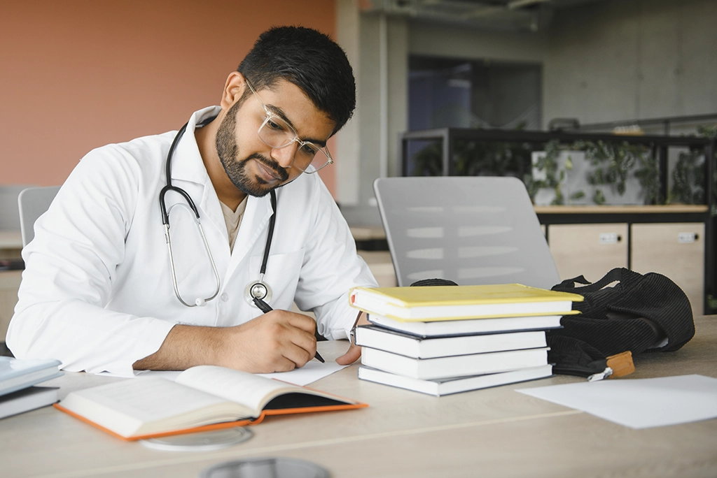 ¿Es difícil estudiar medicina? La verdad sobre los retos financieros y académicos