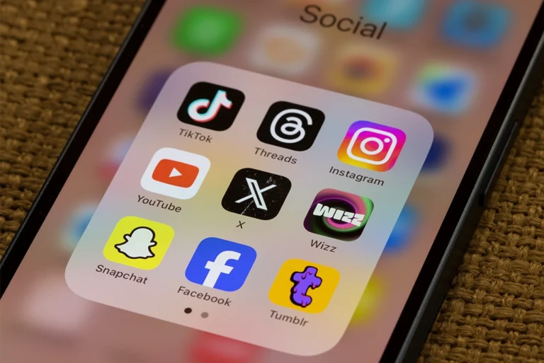 datos redes sociales en México, incluyendo uso de WhatsApp, Facebook y TikTok entre usuarios mexicanos.