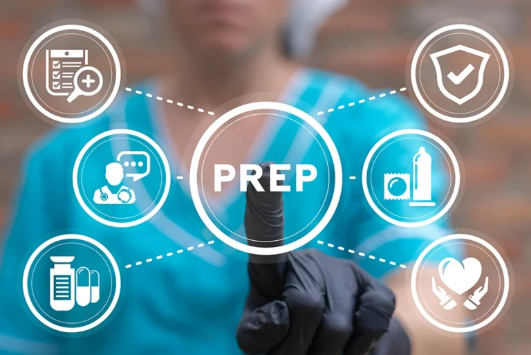 Estudiante recibiendo tratamiento PrEP en la Clínica 8 del IMSS como parte del programa de prevención del VIH impulsado por la UNAM.